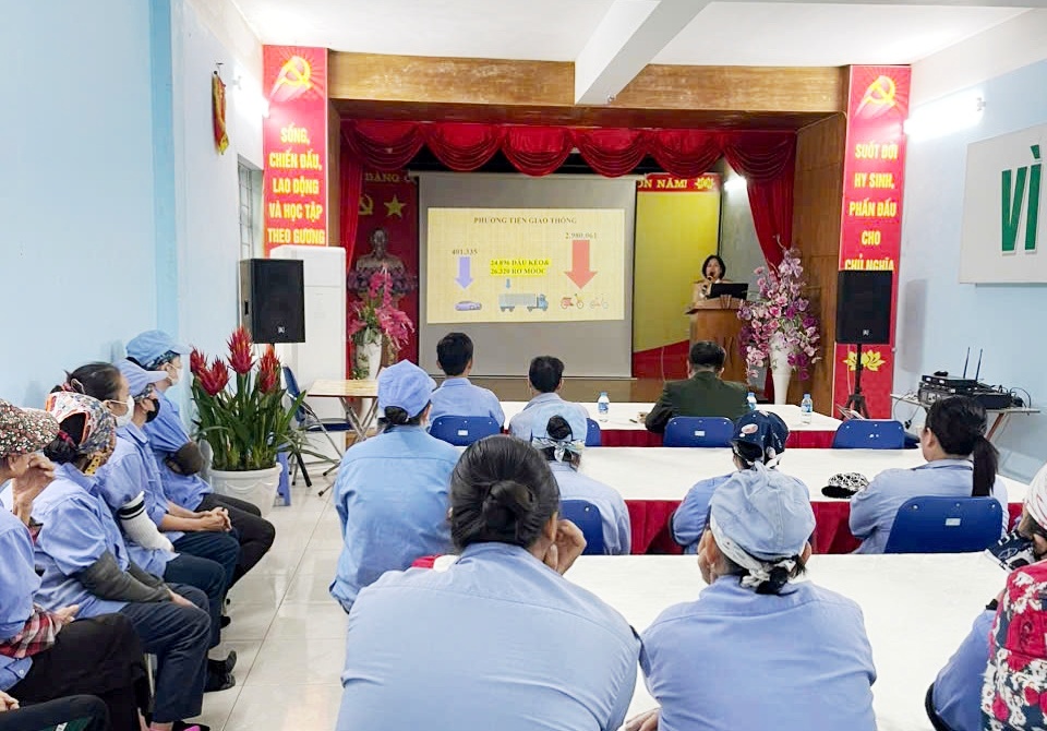 Tăng cường tuyên truyền cho công nhân là lao động đến từ các tỉnh miền núi phía Bắc làm việc trong các khu, cụm công nghiệp trên địa bàn thành phố.